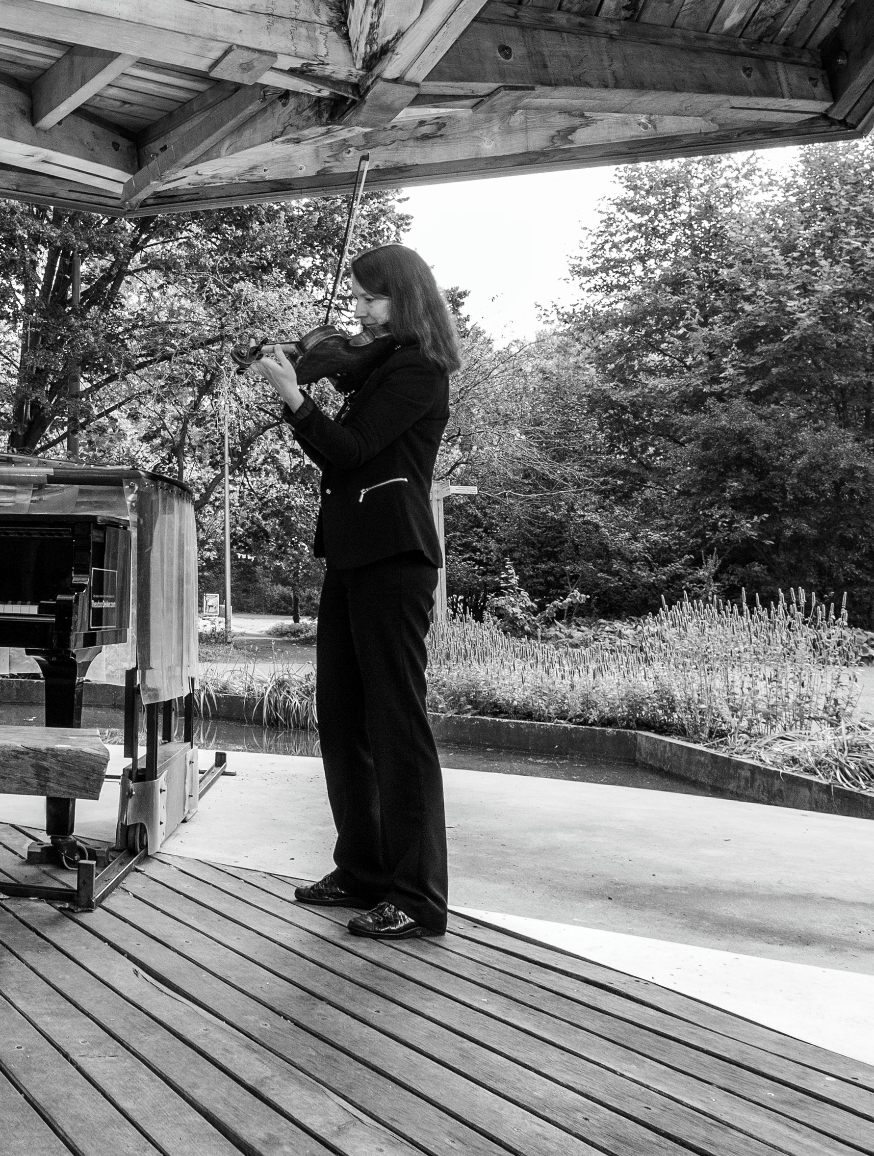 Yulia Gubaydullina performing on violin